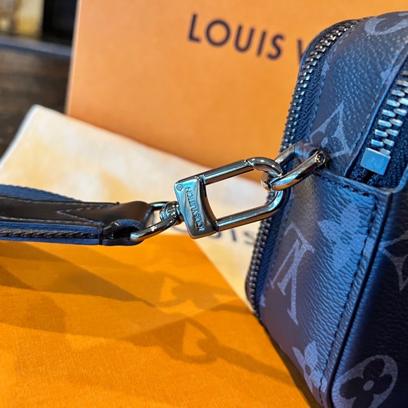 Louis Vuitton Alpha Wearable Wallet - Picture 6 of 10